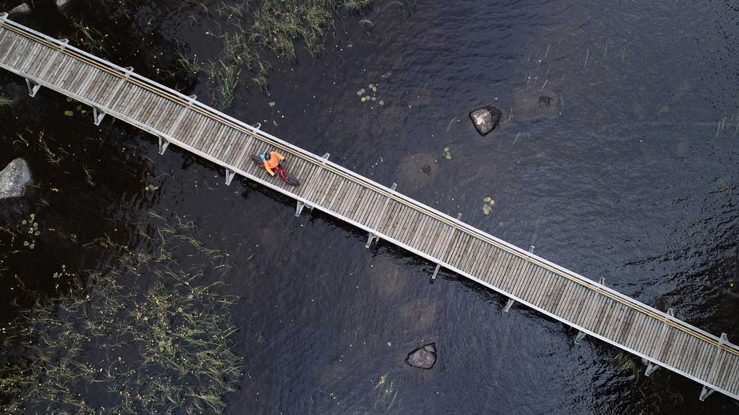 En bro där en cyklist.