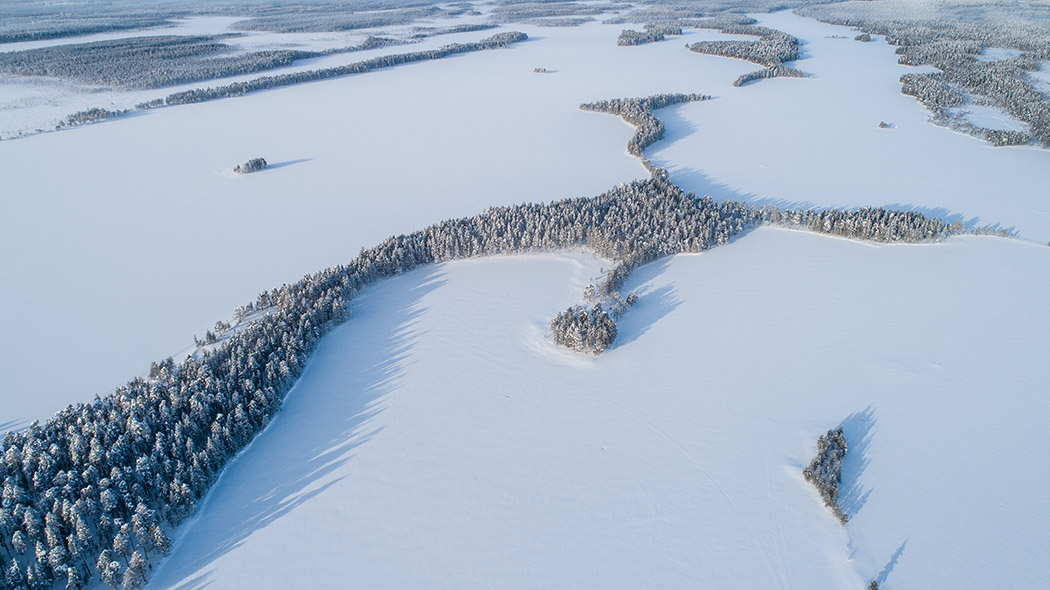 Ett flygfotografi över vinterlandskapet.