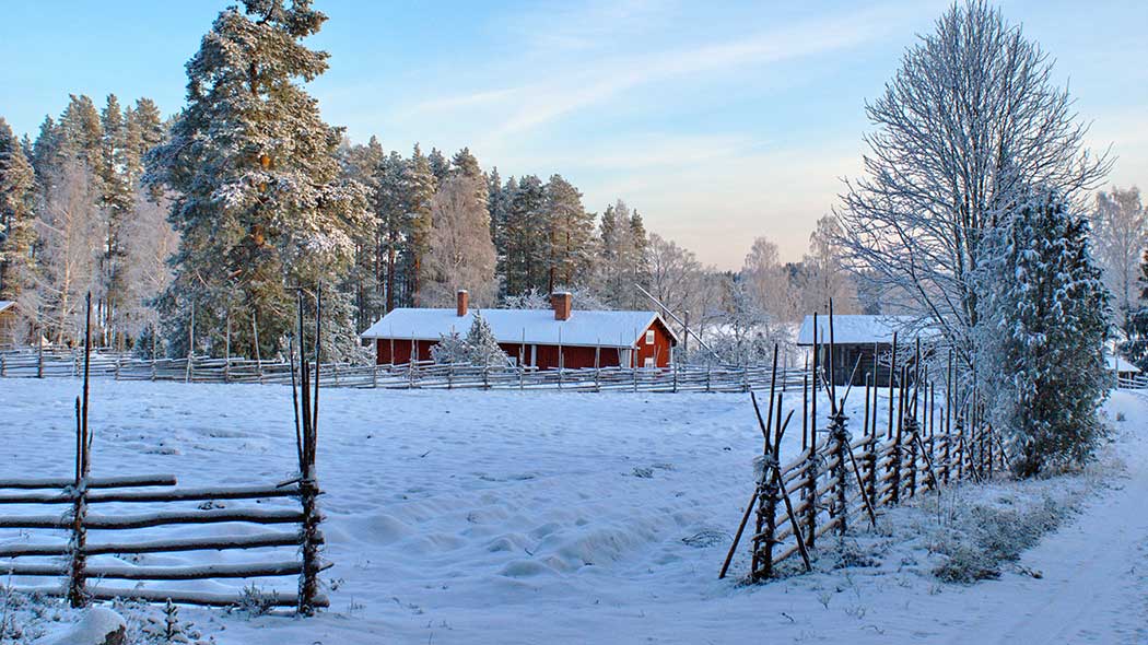Vinterlandskap från en traditionell gård.